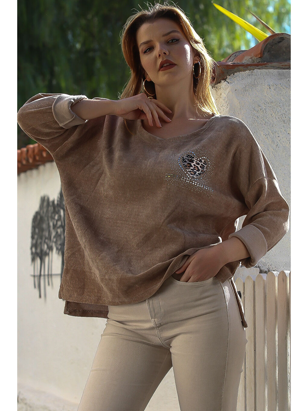 İtalyan Koyu Bej Havuz Yaka Uzun Kol Taşlı Kalp Aplikeli Casual Kadife Dokuma Sweatshirt 74 70-2