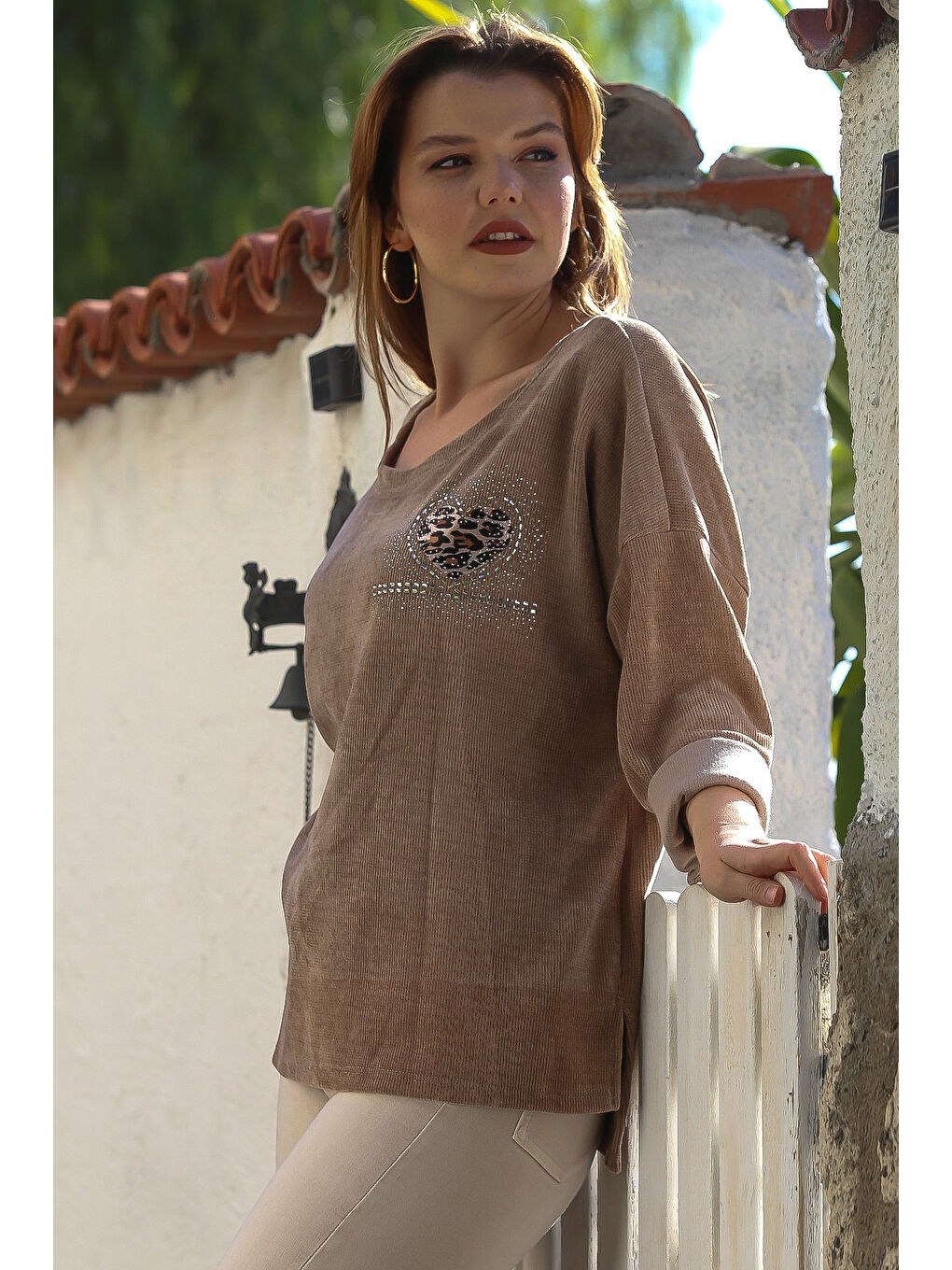 İtalyan Koyu Bej Havuz Yaka Uzun Kol Taşlı Kalp Aplikeli Casual Kadife Dokuma Sweatshirt 74 70-3