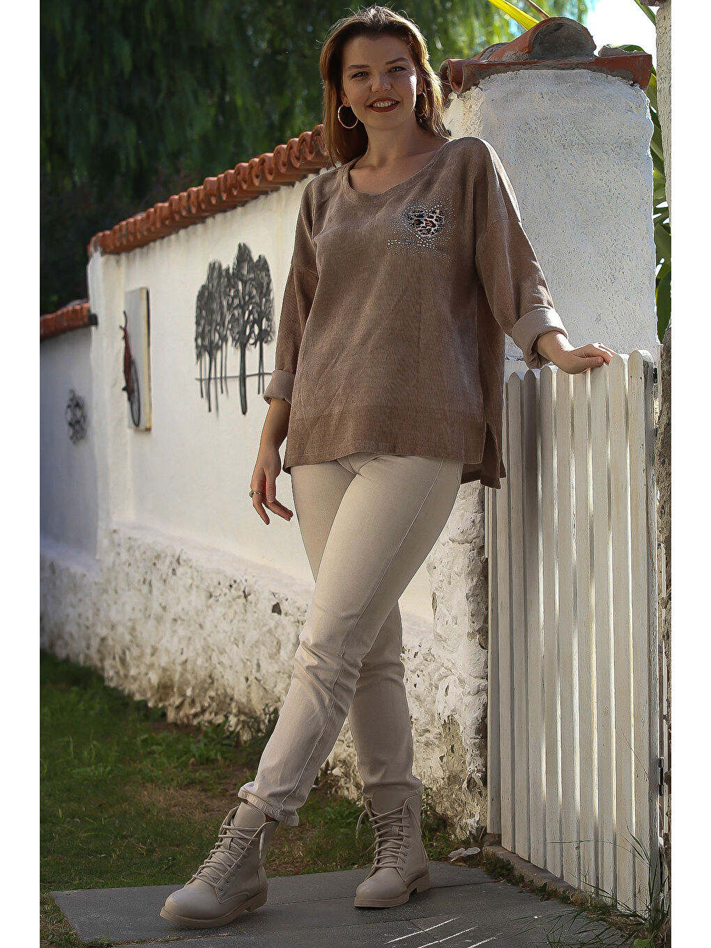 İtalyan Koyu Bej Havuz Yaka Uzun Kol Taşlı Kalp Aplikeli Casual Kadife Dokuma Sweatshirt 74 70-5