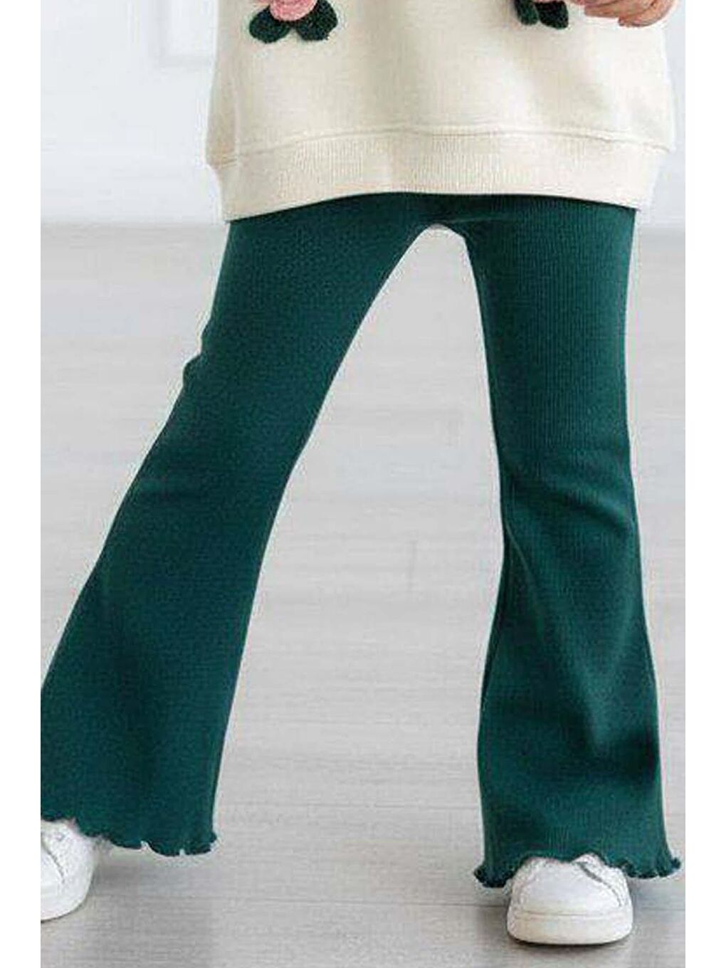 Ekru Kız Çocuk Üzeri Gül Figürlü 3 İplik Krem Kazak Bol Kesim Skuba Kumaş Alt Üst Takım-2