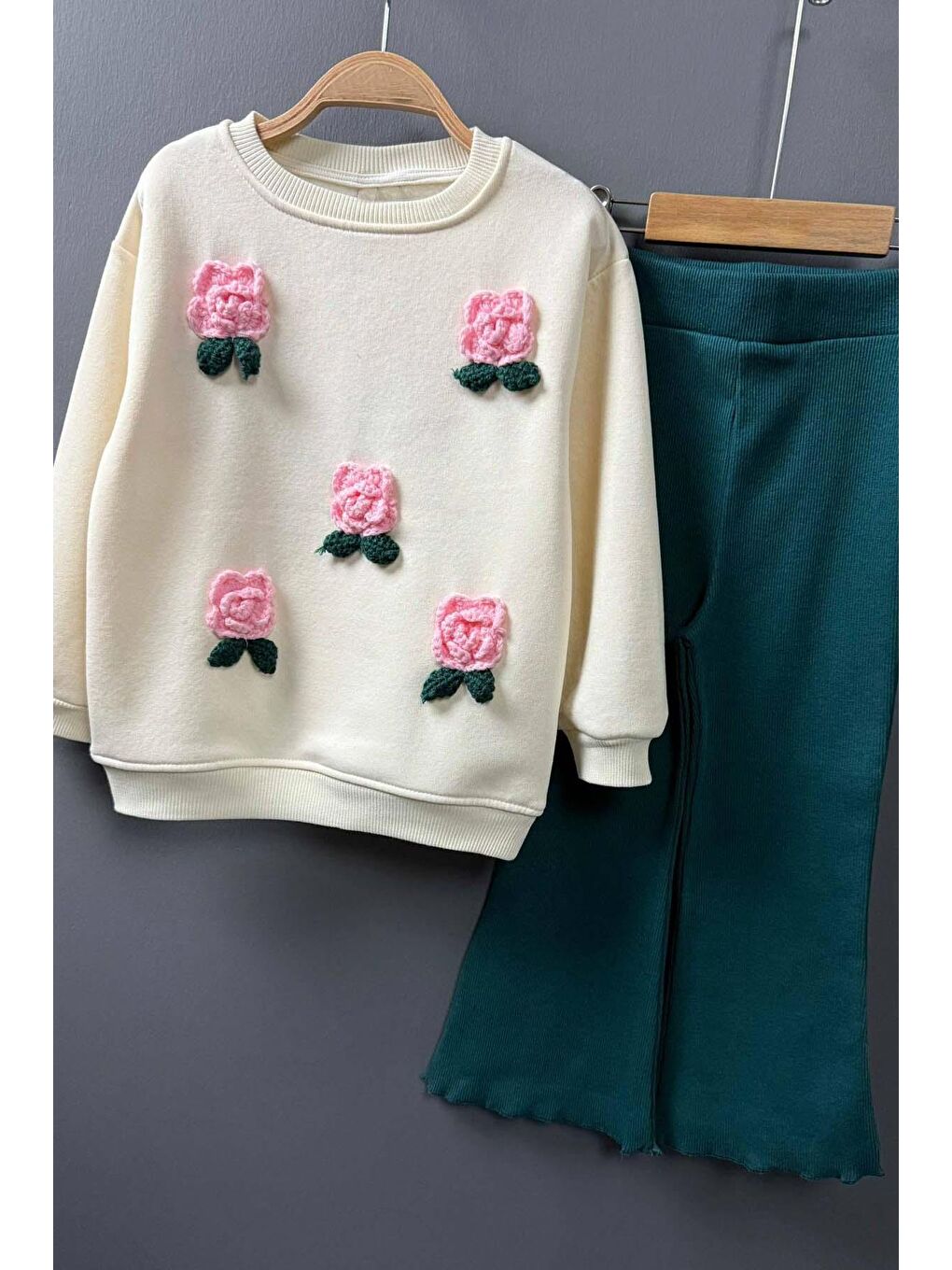 Ekru Kız Çocuk Üzeri Gül Figürlü 3 İplik Krem Kazak Bol Kesim Skuba Kumaş Alt Üst Takım-3