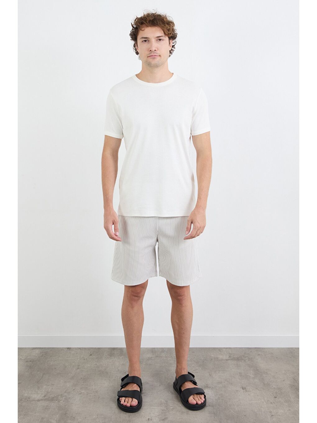 Gri Çizgili Beli Lastikli Şort