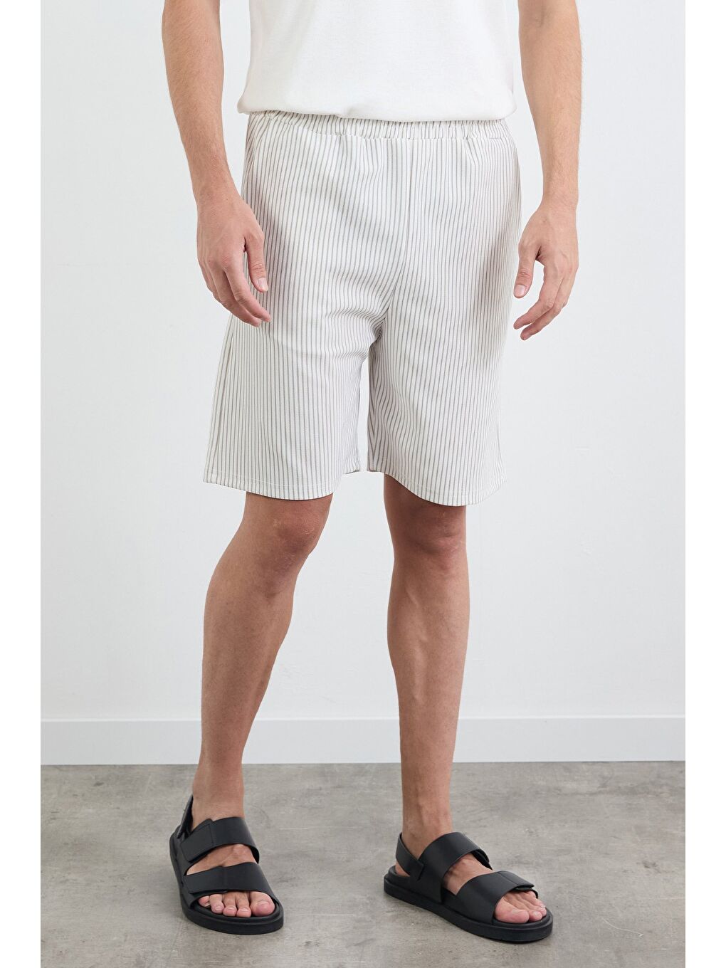 Gri Çizgili Beli Lastikli Şort-1