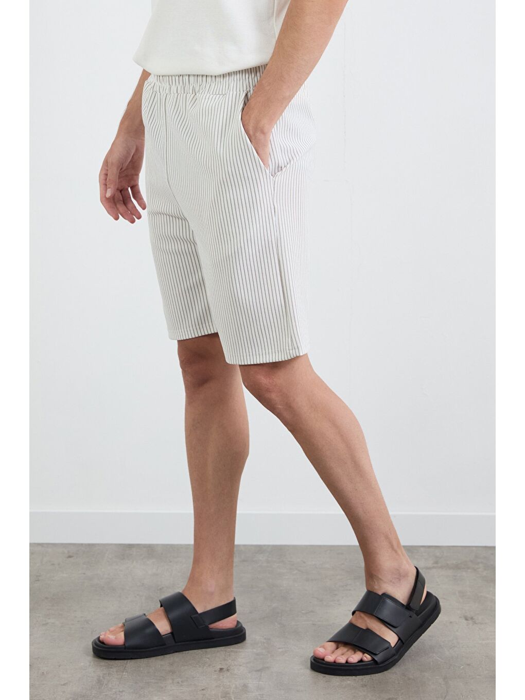 Gri Çizgili Beli Lastikli Şort-2