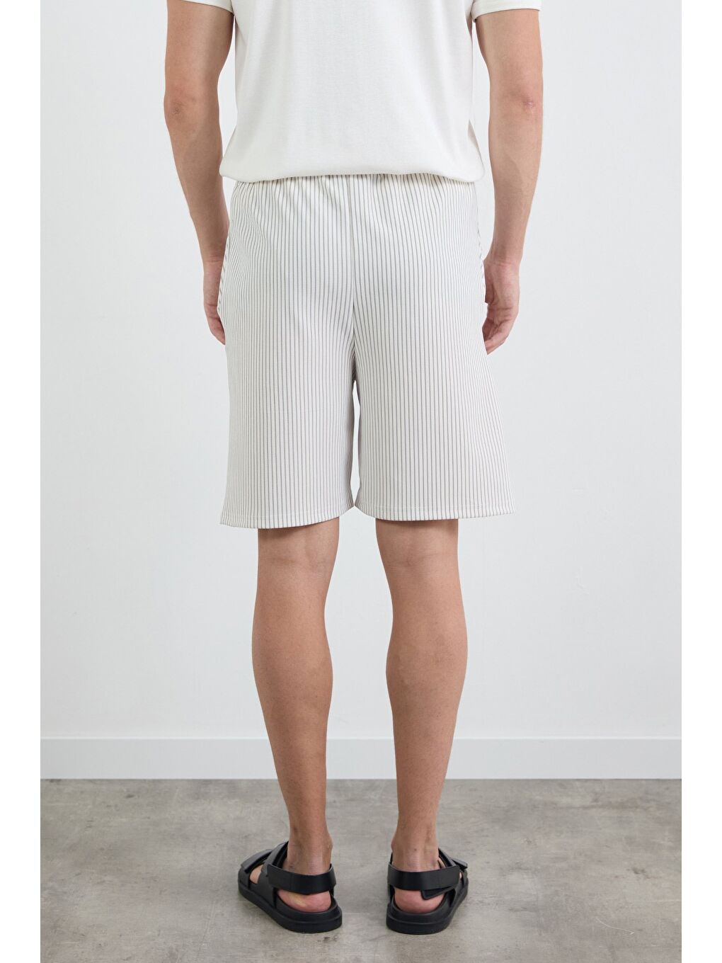 Gri Çizgili Beli Lastikli Şort-3