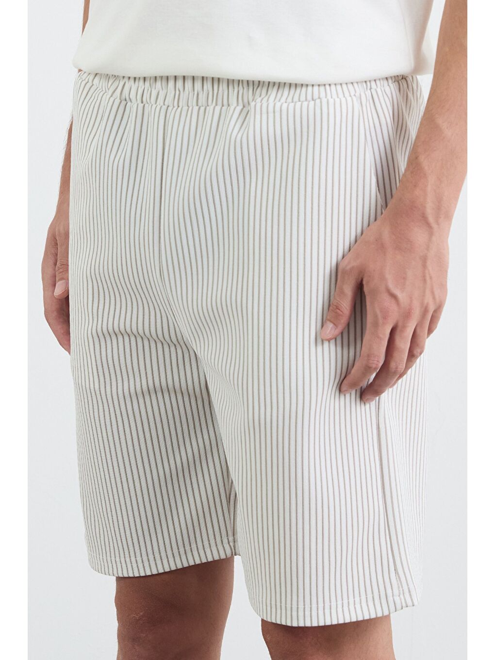 Gri Çizgili Beli Lastikli Şort-4