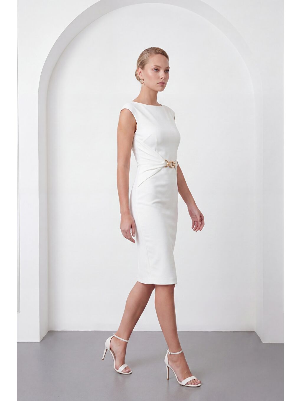 Kadın Beyaz Bisiklet Yaka Aksesuar Detay Midi Davet Elbisesi-1
