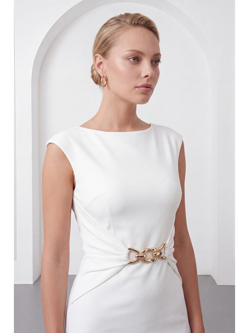 Kadın Beyaz Bisiklet Yaka Aksesuar Detay Midi Davet Elbisesi-2