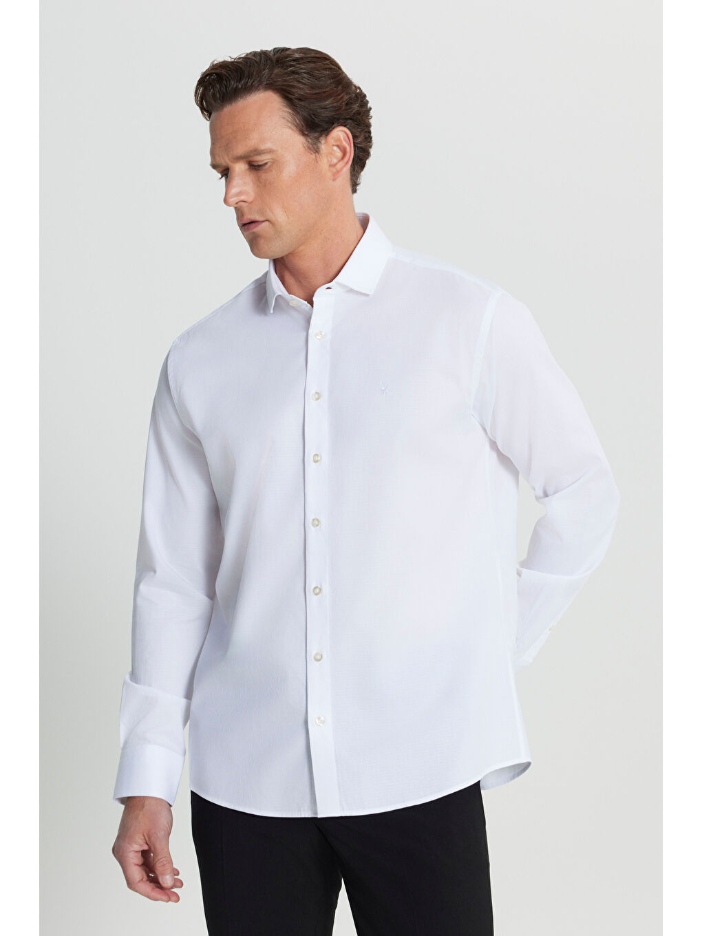 Erkek Beyaz %100 Pamuk Regular Fit Normal Kesim Küçük İtalyan Yaka Armürlü Gömlek