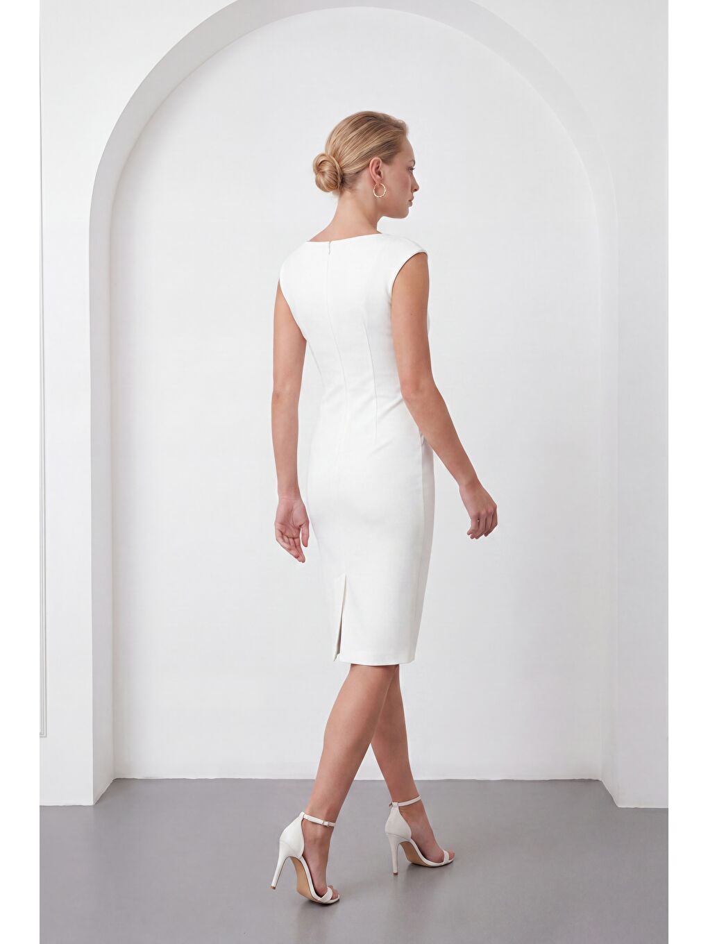 Kadın Beyaz Bisiklet Yaka Aksesuar Detay Midi Davet Elbisesi-4