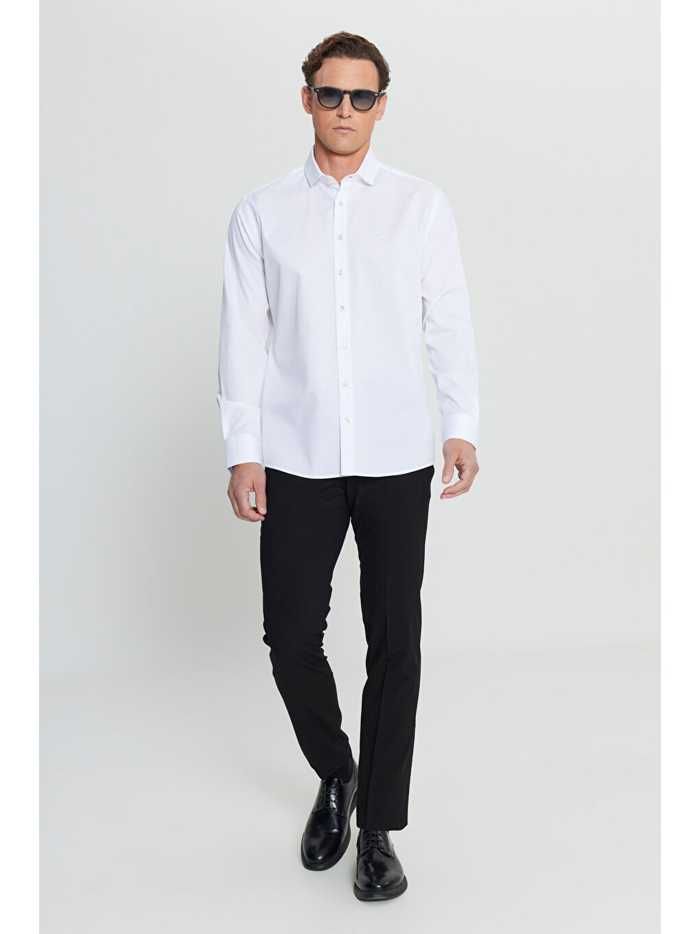 Erkek Beyaz %100 Pamuk Regular Fit Normal Kesim Küçük İtalyan Yaka Armürlü Gömlek-1