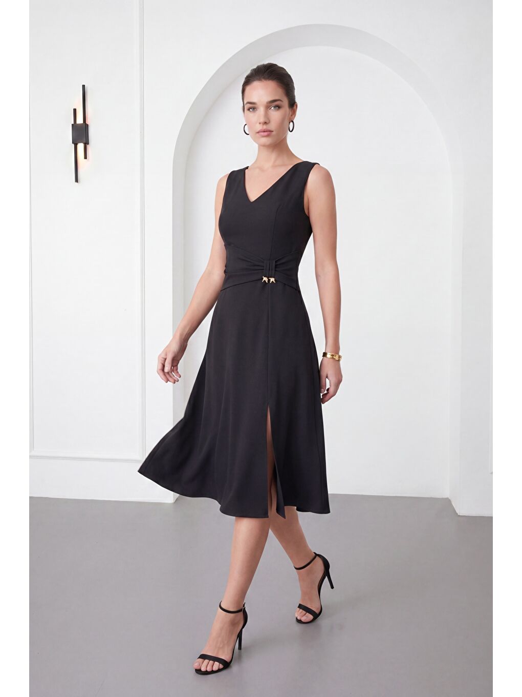 Kadın Siyah V Yaka Yırtmaçlı Midi Kloş Davet Elbisesi