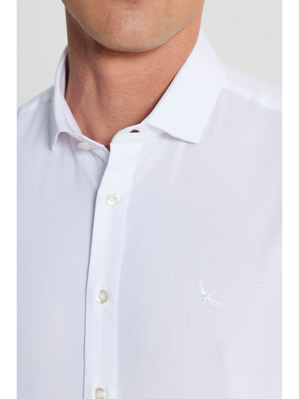 Erkek Beyaz %100 Pamuk Regular Fit Normal Kesim Küçük İtalyan Yaka Armürlü Gömlek-4