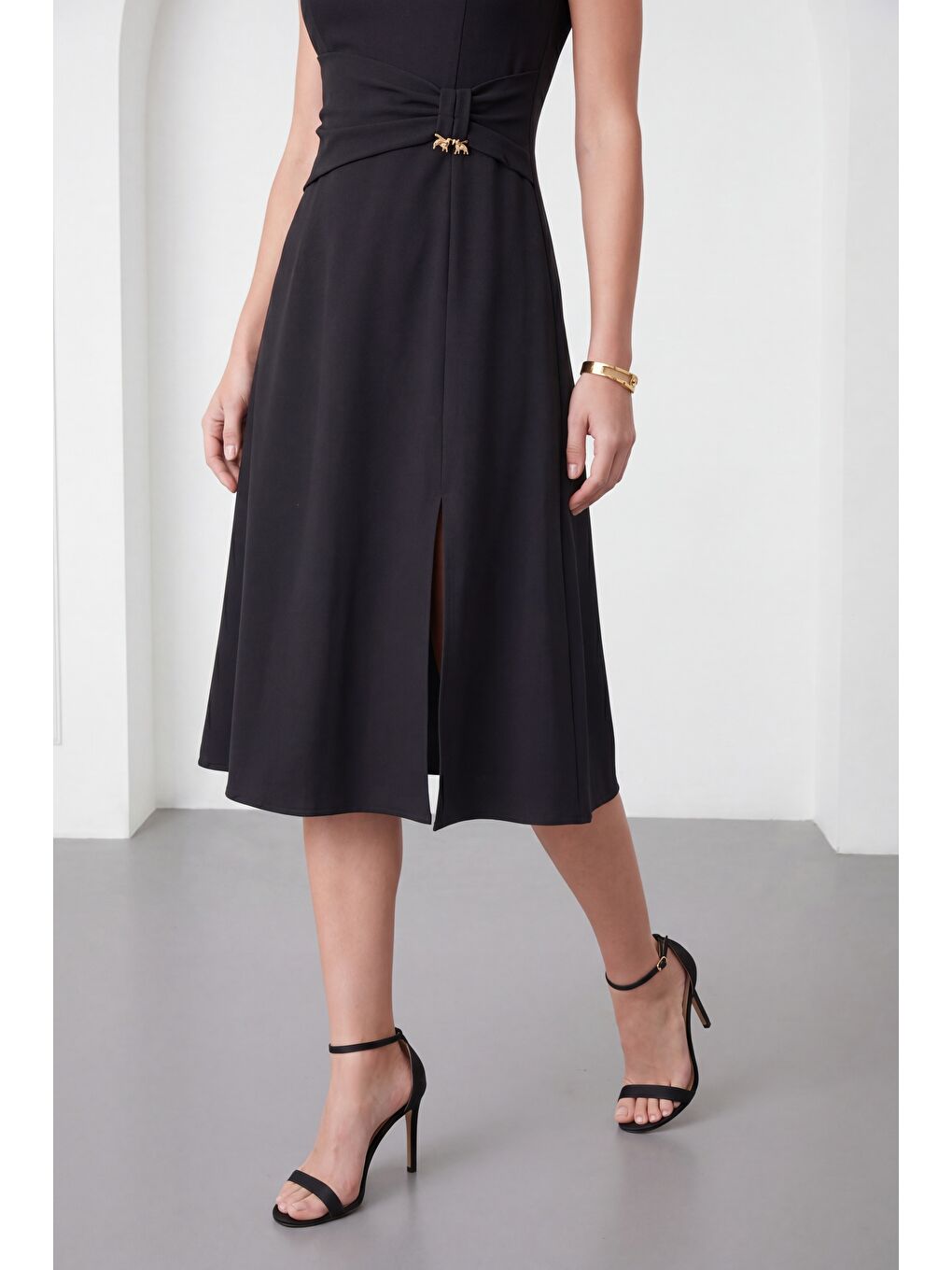 Kadın Siyah V Yaka Yırtmaçlı Midi Kloş Davet Elbisesi-3