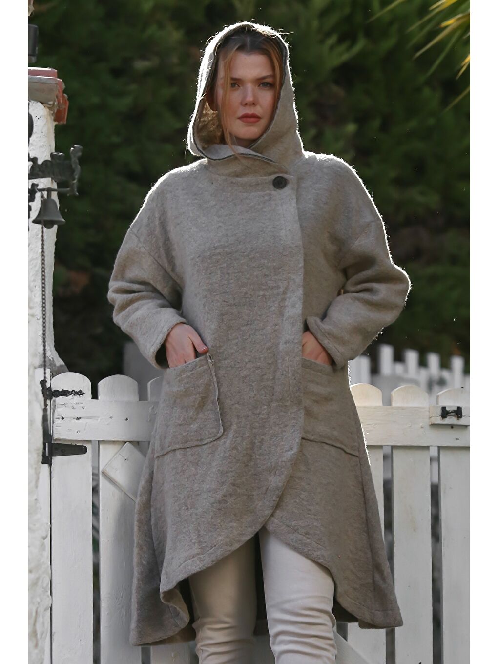 İtalyan Bej Kapüşonlu Uzun Kol Yaka Kapaması Düğmeli Cepli Kaşe Oversize Dokuma Kaban 90 70