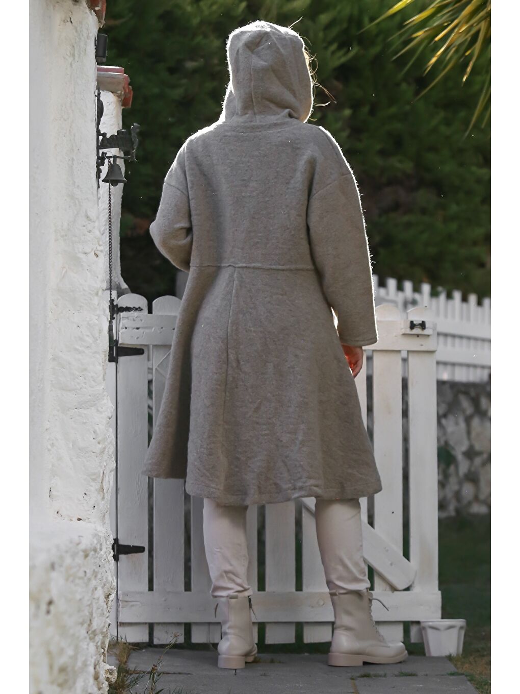 İtalyan Bej Kapüşonlu Uzun Kol Yaka Kapaması Düğmeli Cepli Kaşe Oversize Dokuma Kaban 90 70-1