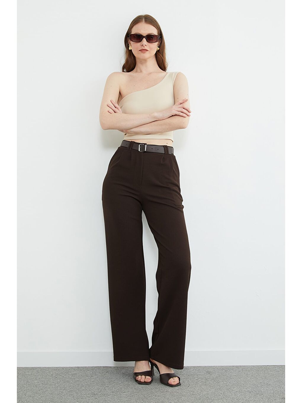 Kahverengi Kemer Detaylı Pileli Palazzo Pantolon
