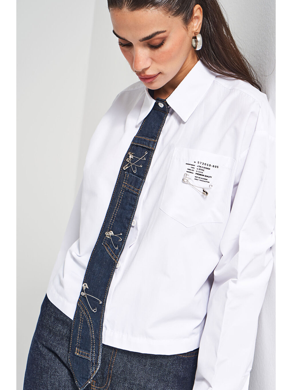 Kadın Beyaz Renk Bol Kesim Kravat Detaylı Özel Tasarım Gömlek-1