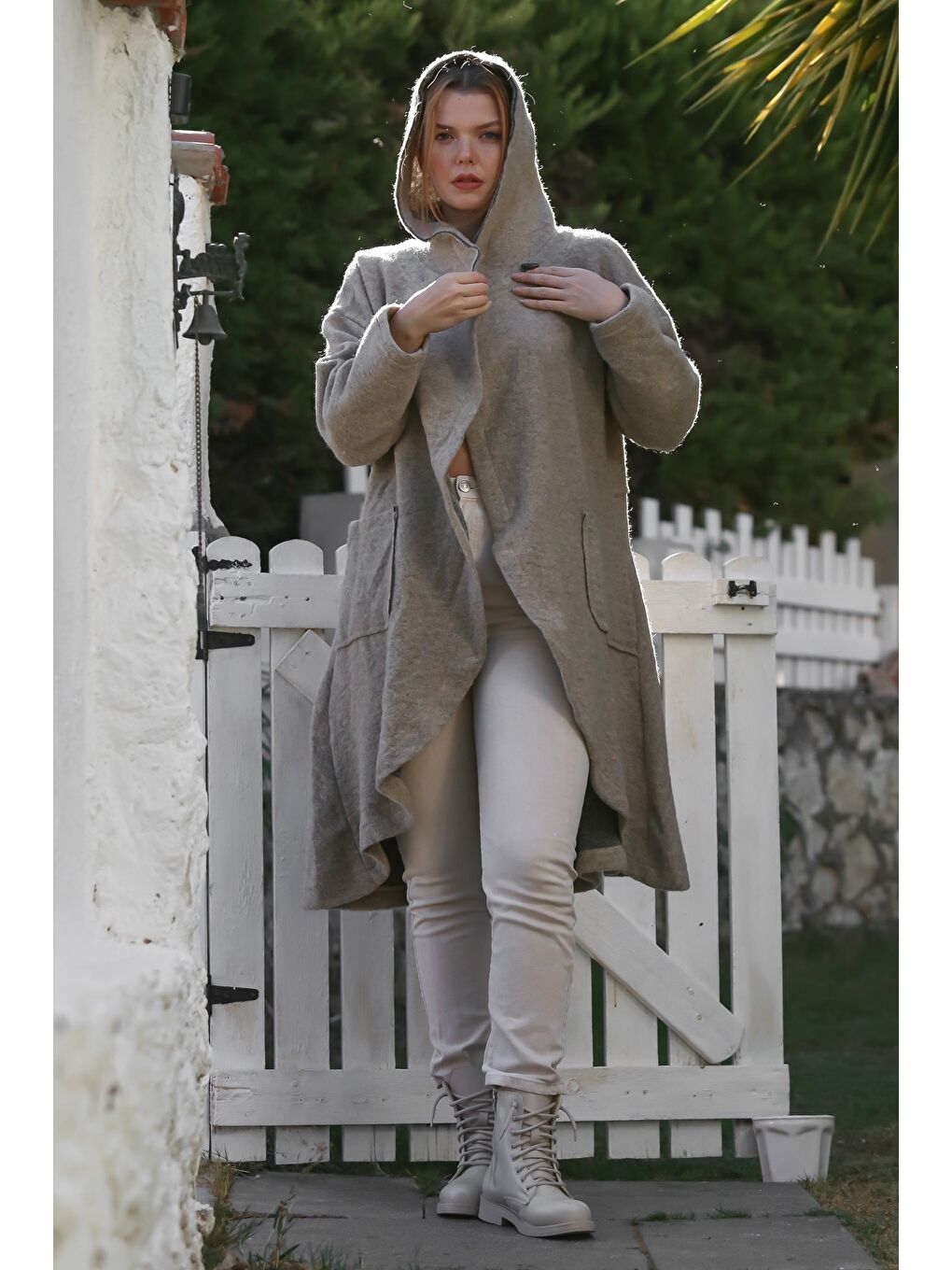 İtalyan Bej Kapüşonlu Uzun Kol Yaka Kapaması Düğmeli Cepli Kaşe Oversize Dokuma Kaban 90 70-6