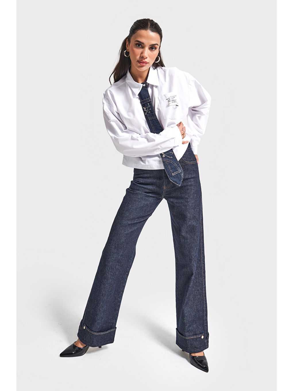 Kadın Beyaz Renk Bol Kesim Kravat Detaylı Özel Tasarım Gömlek-2