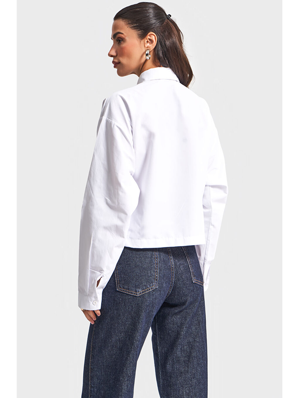 Kadın Beyaz Renk Bol Kesim Kravat Detaylı Özel Tasarım Gömlek-3