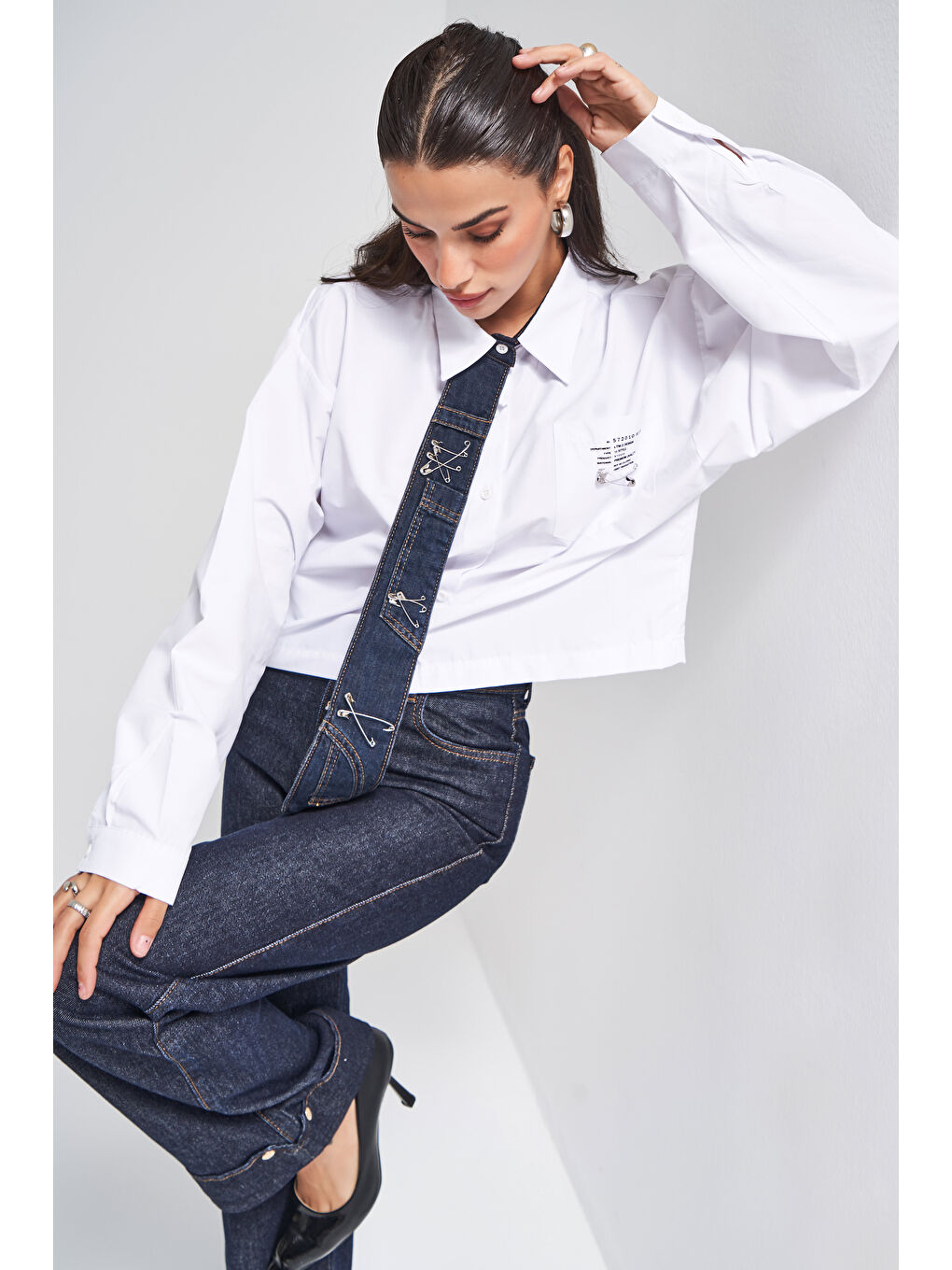 Kadın Beyaz Renk Bol Kesim Kravat Detaylı Özel Tasarım Gömlek-4