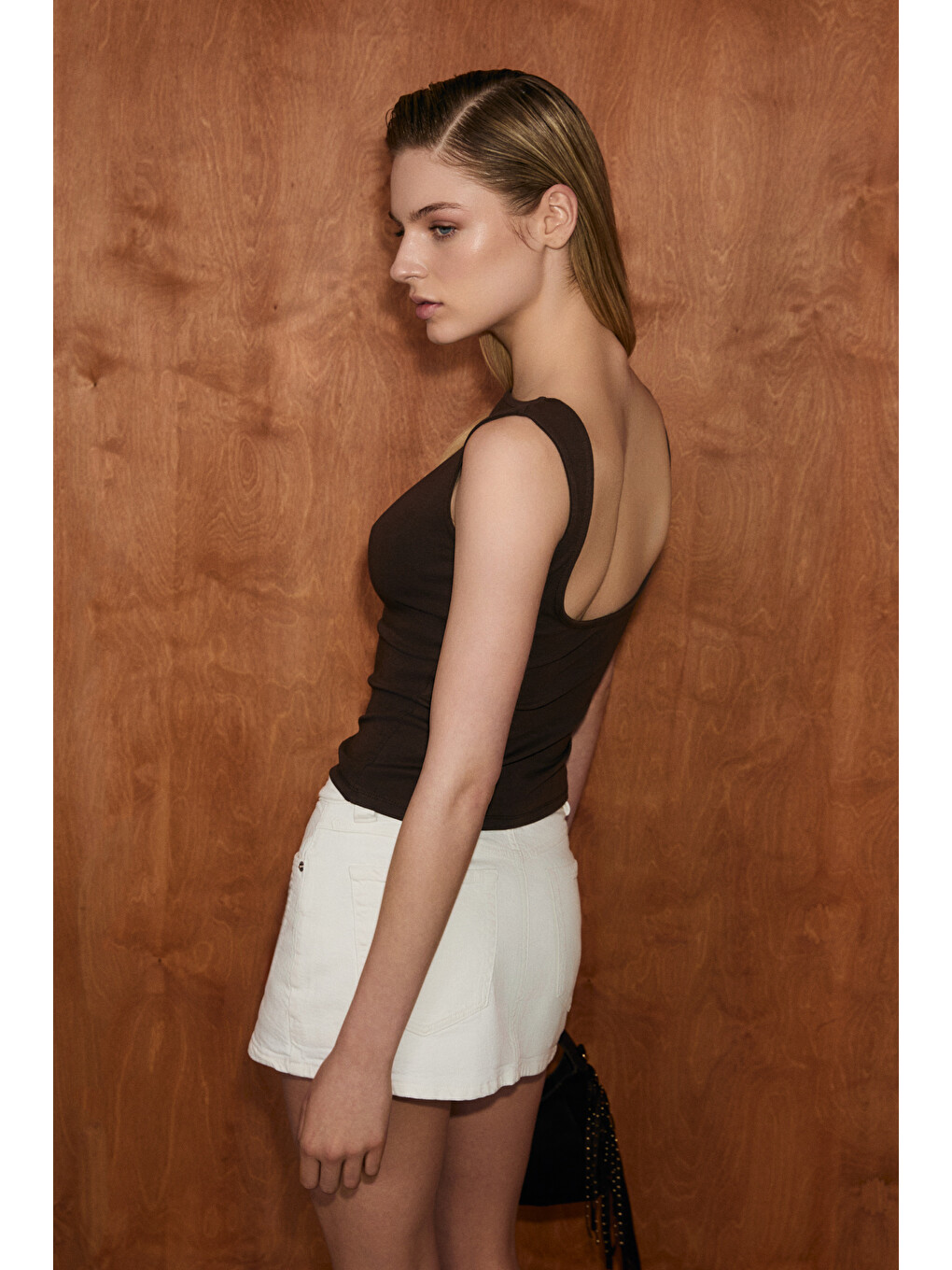 Kahverengi CLEA Kadın Yumuşak Ve Esnek Kumaşlı Sırt Dekolte Detaylı Slim Fit KAHVERENGİ Bluz-4