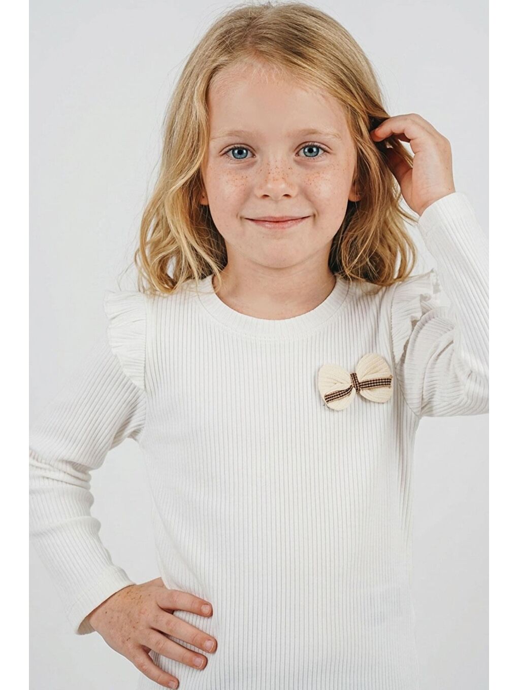 Kız Çocuk Uzun Kollu Tişört Fiyonk Arma Aplike Aksesuarlı Beyaz (2-6 Yaş)-0