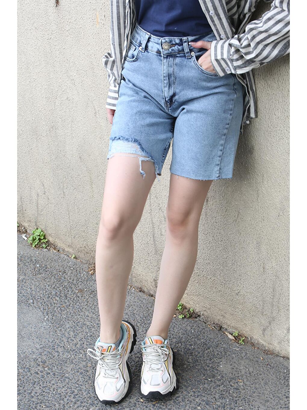 Açık Mavi Yırtık Detaylı Yüksek Bel Jean Şort Mg1749-4