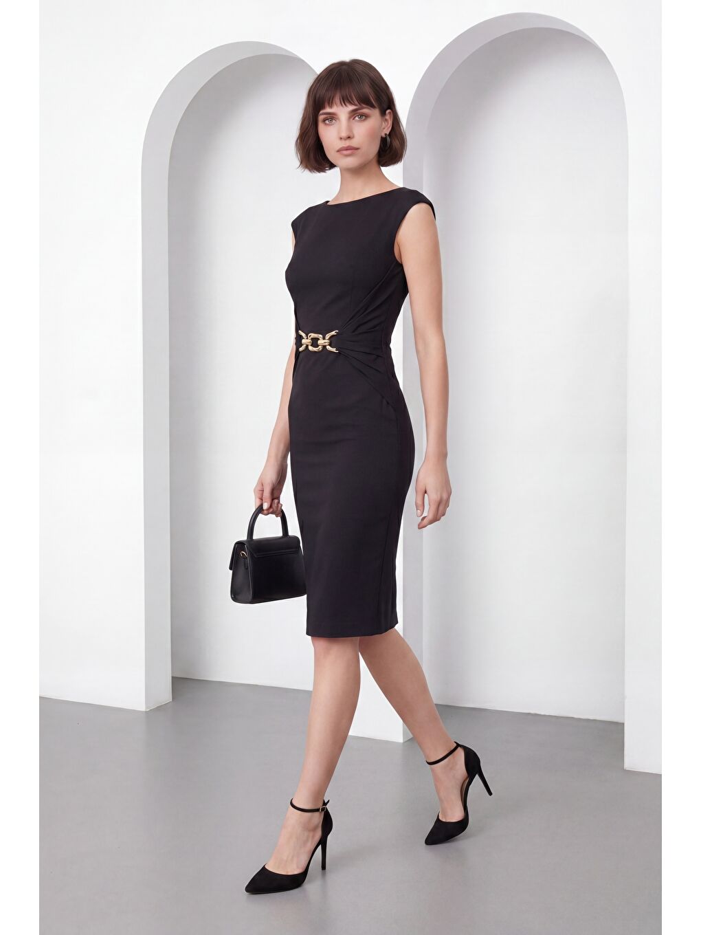 Kadın Siyah Bisiklet Yaka Aksesuar Detay Midi Davet Elbisesi