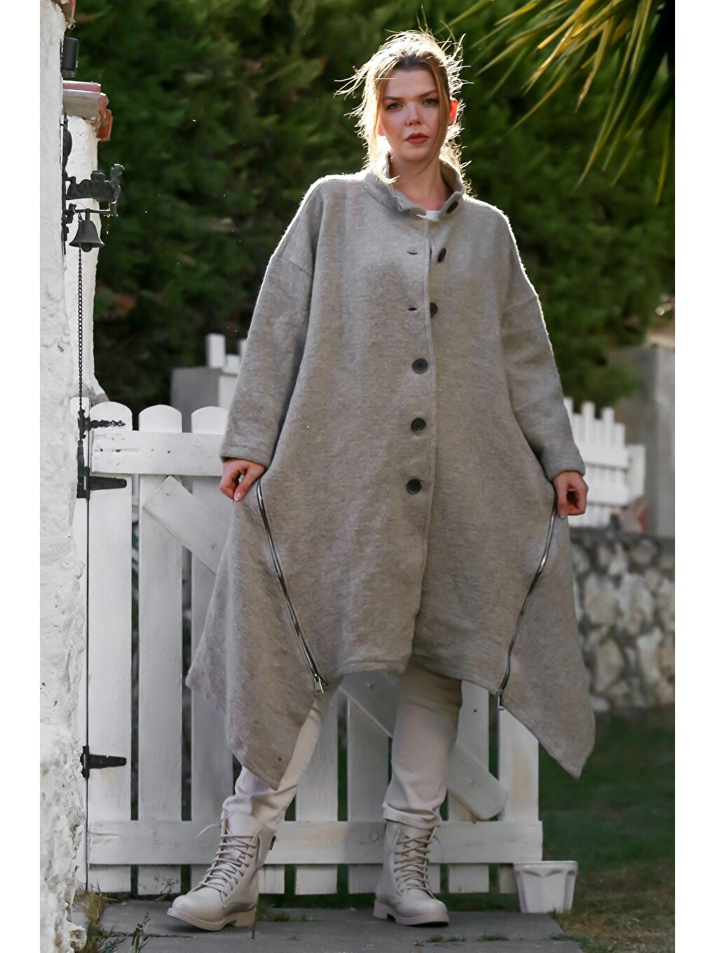 İtalyan Bej Hakim Yaka Uzun Kol Fermuarlı Gizli Cepli Kaşe Oversize Dokuma Kaban 105 70