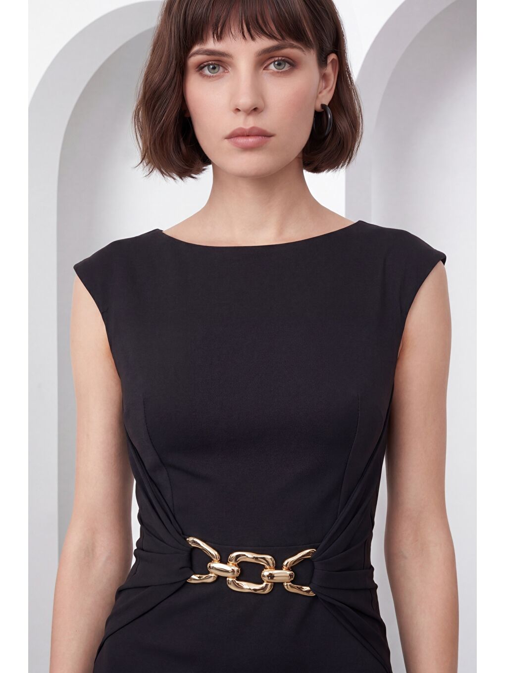 Kadın Siyah Bisiklet Yaka Aksesuar Detay Midi Davet Elbisesi-1