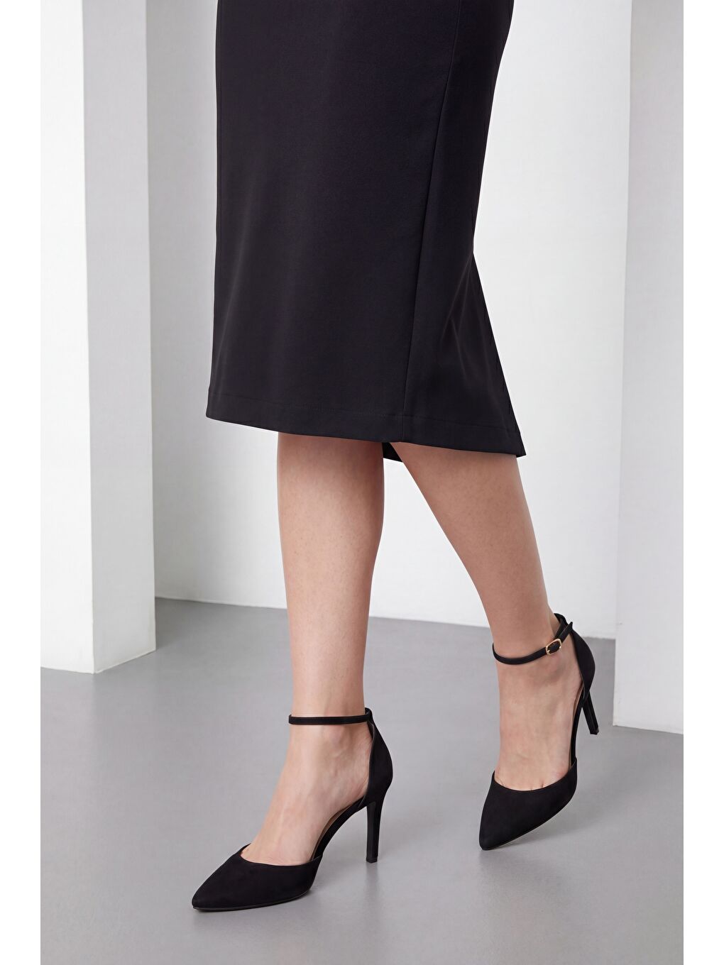 Kadın Siyah Bisiklet Yaka Aksesuar Detay Midi Davet Elbisesi-3