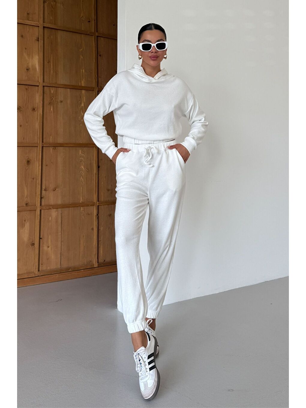 Kadın Beyaz Kapüşonlu Crop Fitilli Alt-Üst Takım