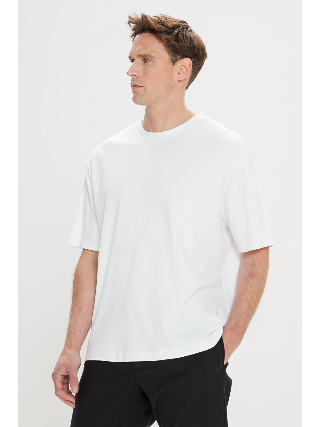 Erkek Beyaz Modern Fit Rahat Kesim %100 Pamuk Bisiklet Yaka Tişört-2