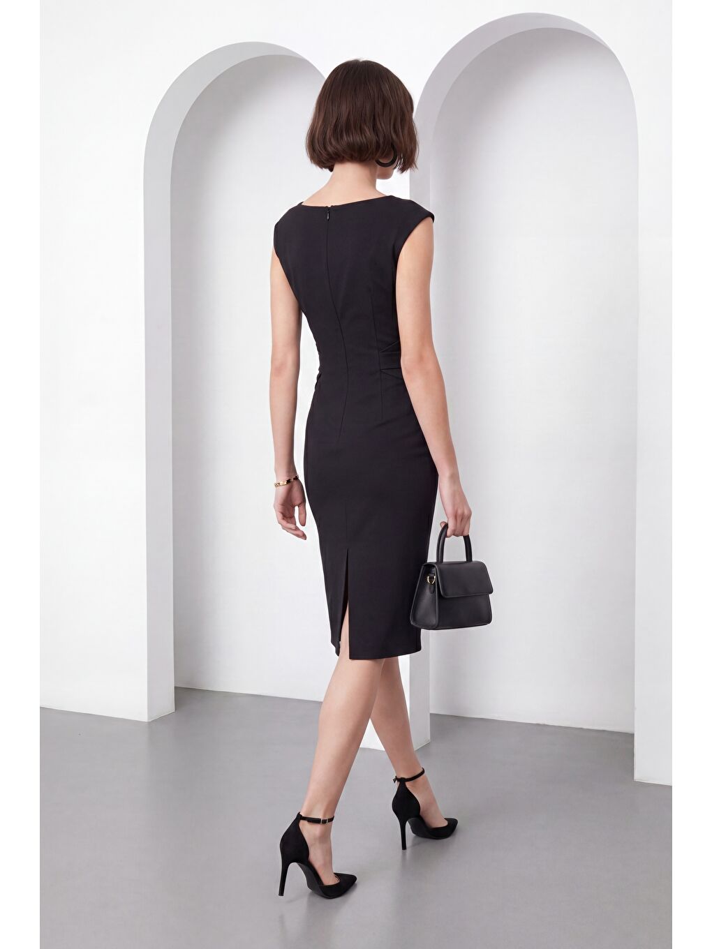 Kadın Siyah Bisiklet Yaka Aksesuar Detay Midi Davet Elbisesi-5