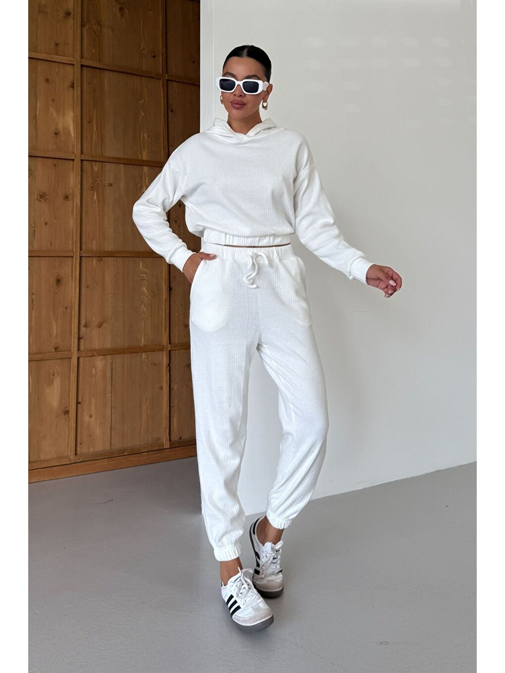 Kadın Beyaz Kapüşonlu Crop Fitilli Alt-Üst Takım-1