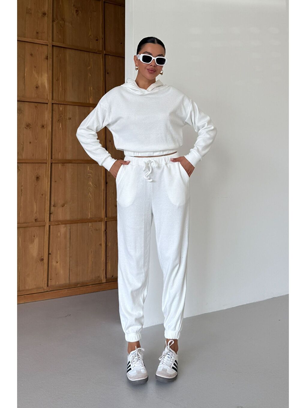Kadın Beyaz Kapüşonlu Crop Fitilli Alt-Üst Takım-2