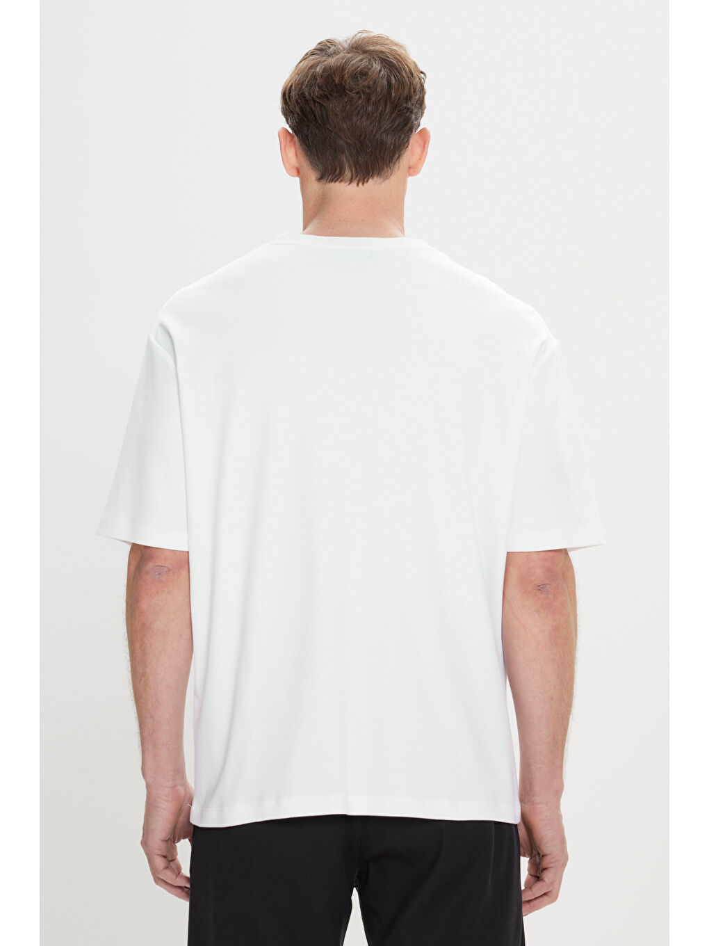 Erkek Beyaz Modern Fit Rahat Kesim %100 Pamuk Bisiklet Yaka Tişört-4