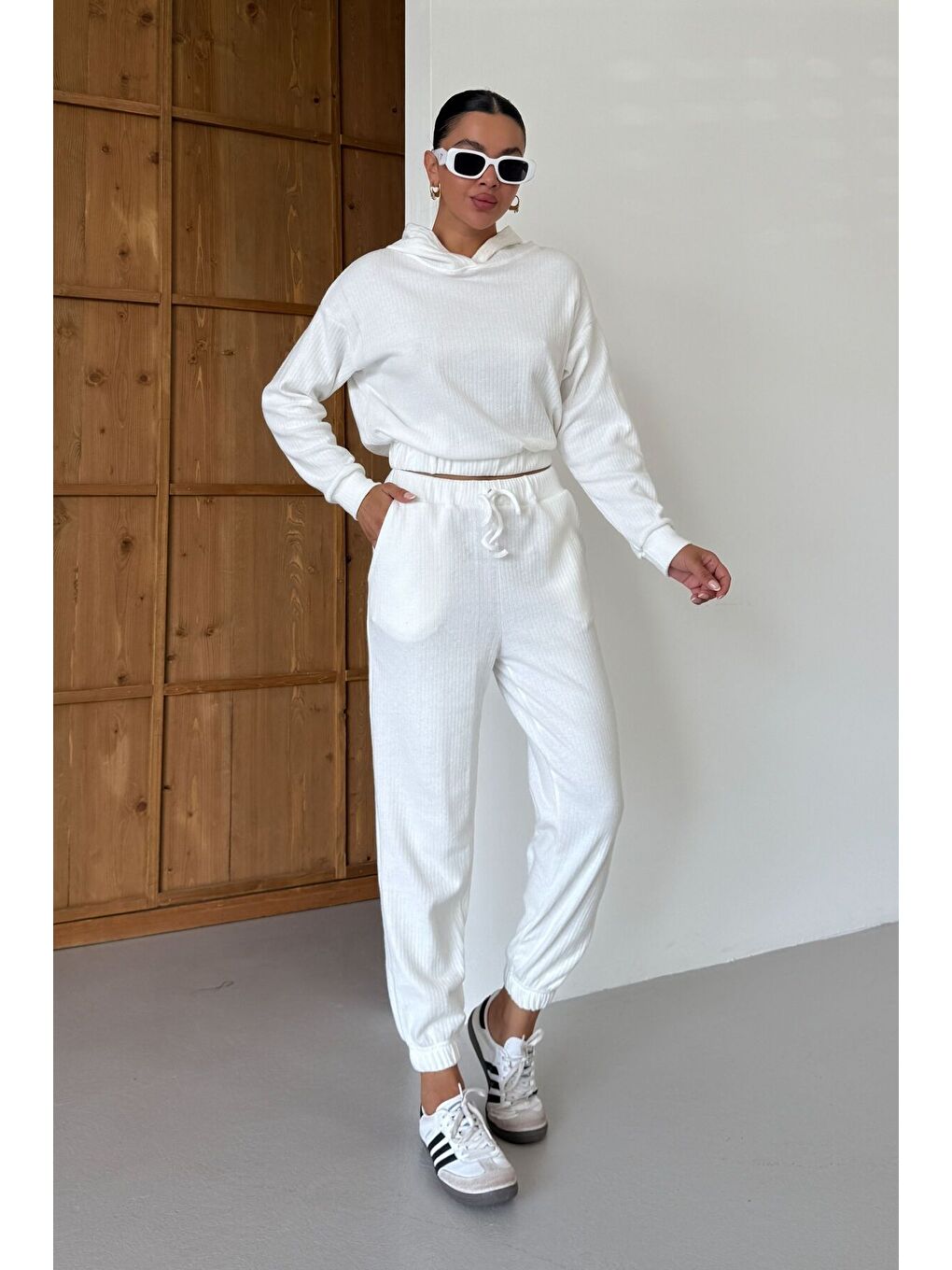 Kadın Beyaz Kapüşonlu Crop Fitilli Alt-Üst Takım-3