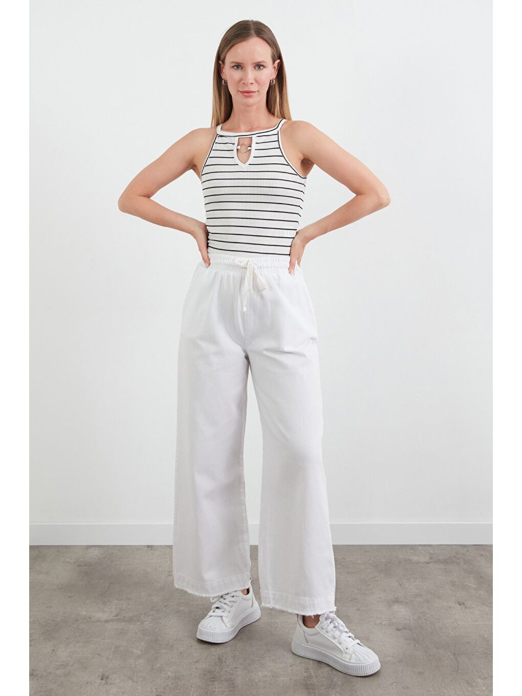 Beyaz Paçası Püsküllü Beli Lastikli Gabardin Pantolon