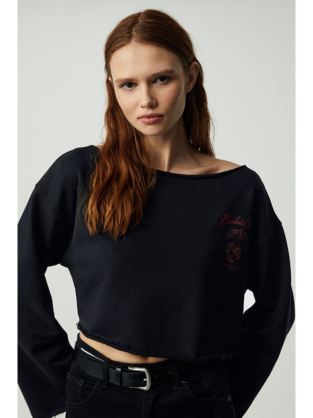Carıbou Kadın Asimetrik Yakalı Şardonsuz Tek Omzu Açık Baskılı Siyah Sweatshirt-3