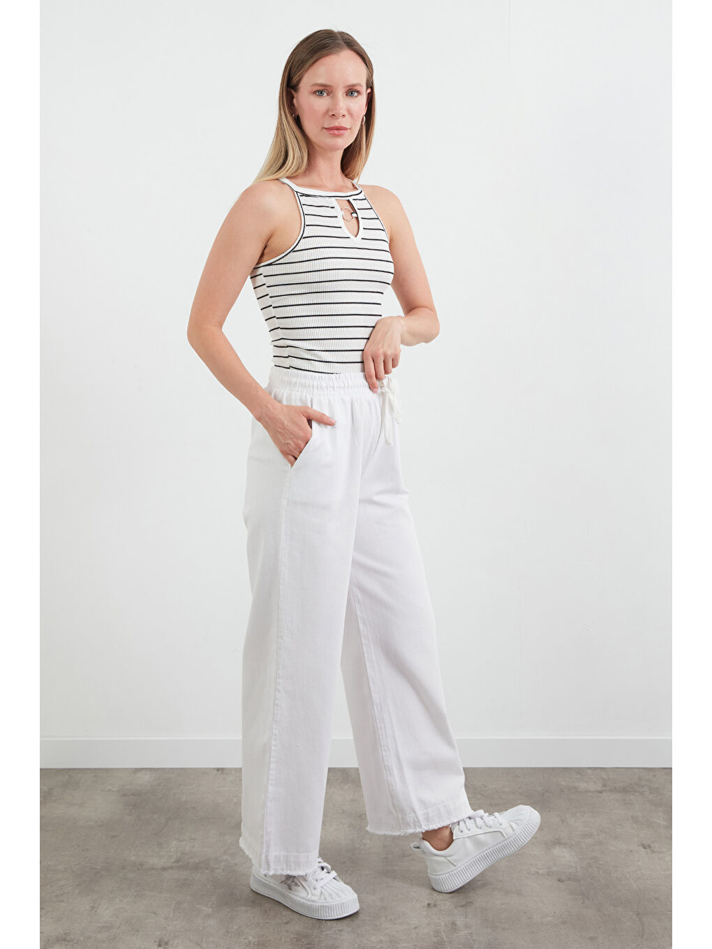 Beyaz Paçası Püsküllü Beli Lastikli Gabardin Pantolon-1