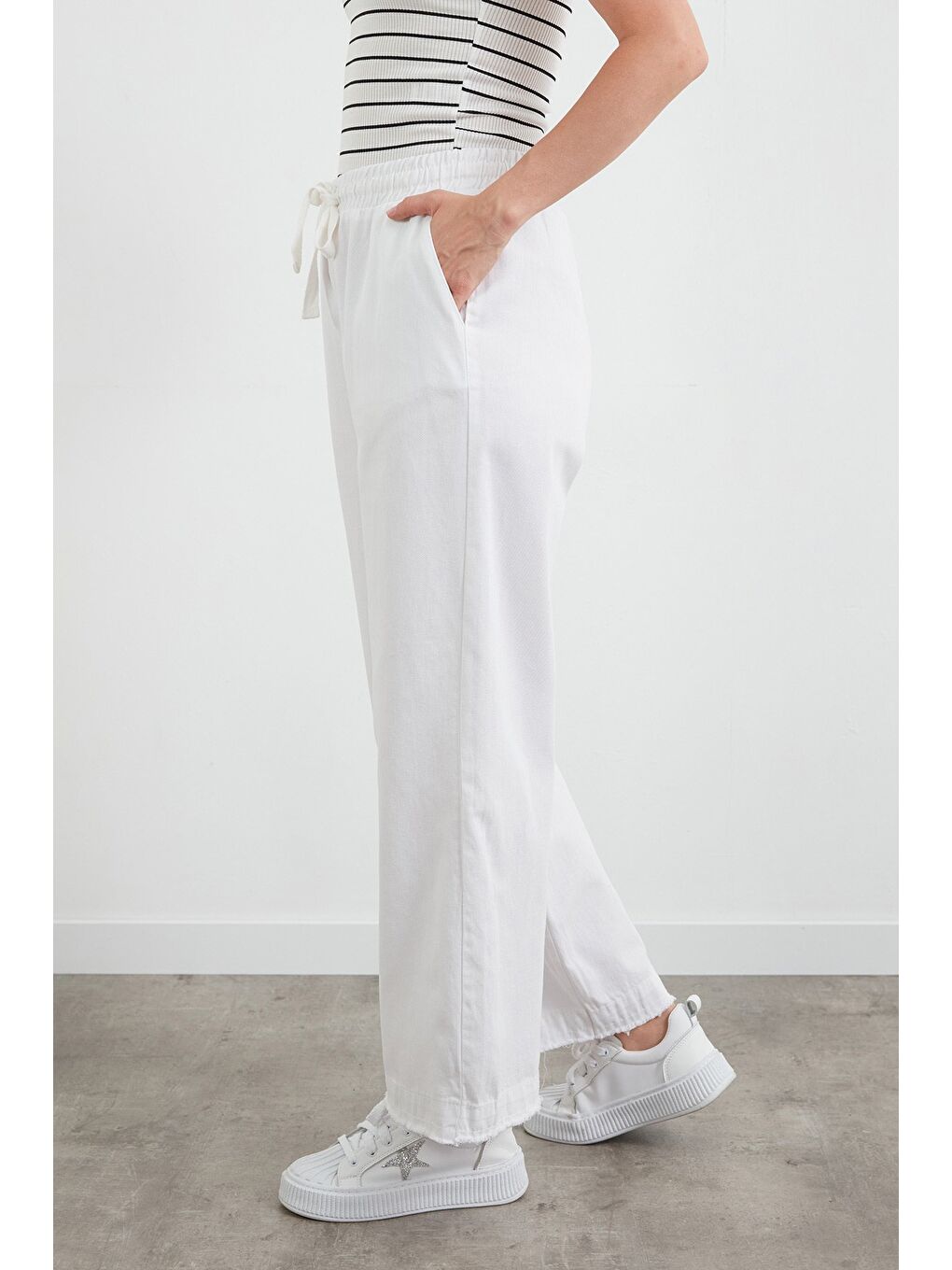 Beyaz Paçası Püsküllü Beli Lastikli Gabardin Pantolon-2