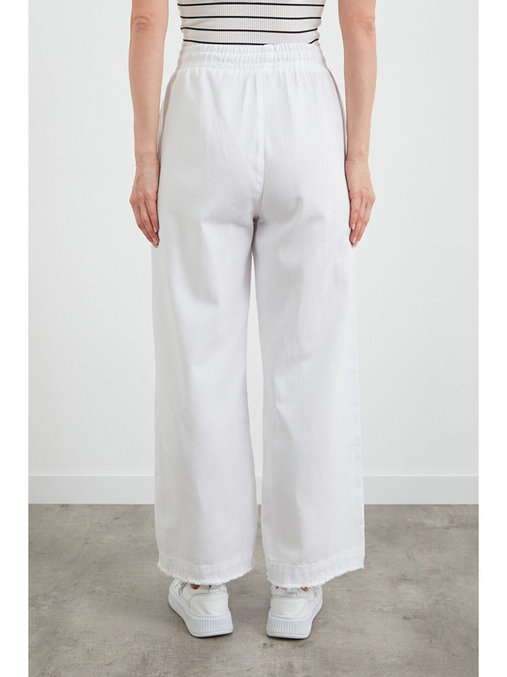 Beyaz Paçası Püsküllü Beli Lastikli Gabardin Pantolon-3