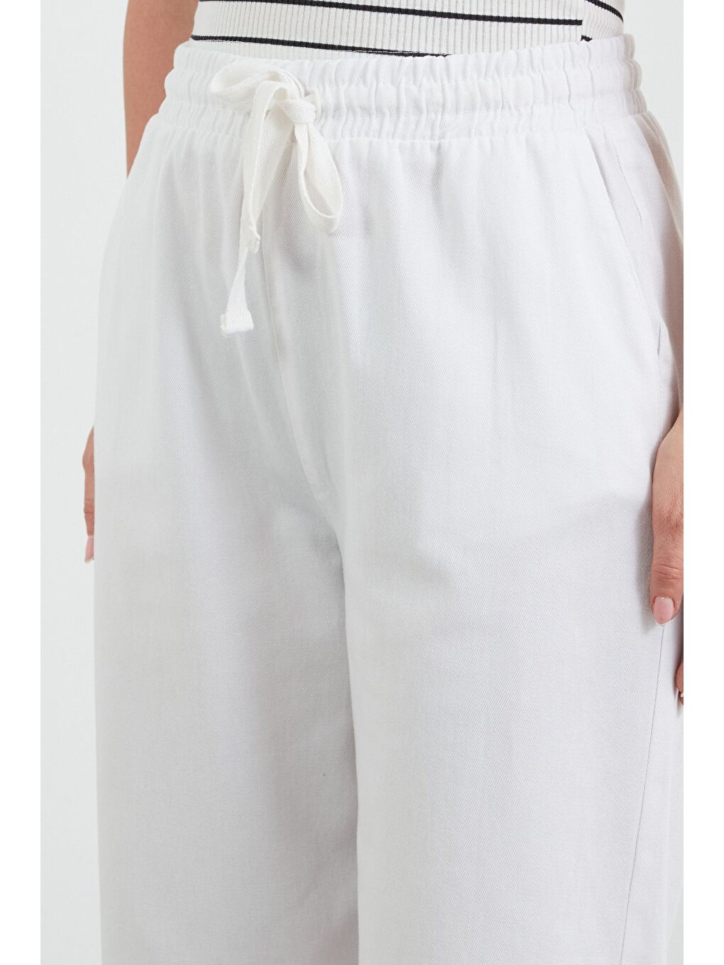Beyaz Paçası Püsküllü Beli Lastikli Gabardin Pantolon-4