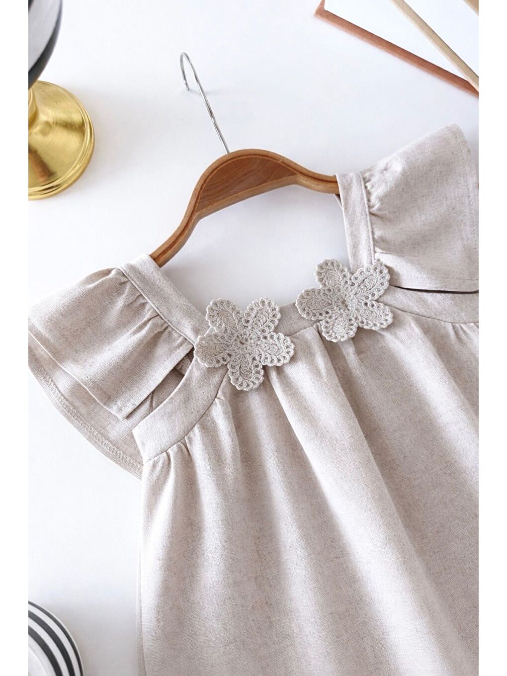 Bej Kız Çocuk Keten Çiçek Detaylı Volan Kollu Pamuklu Elbise-4