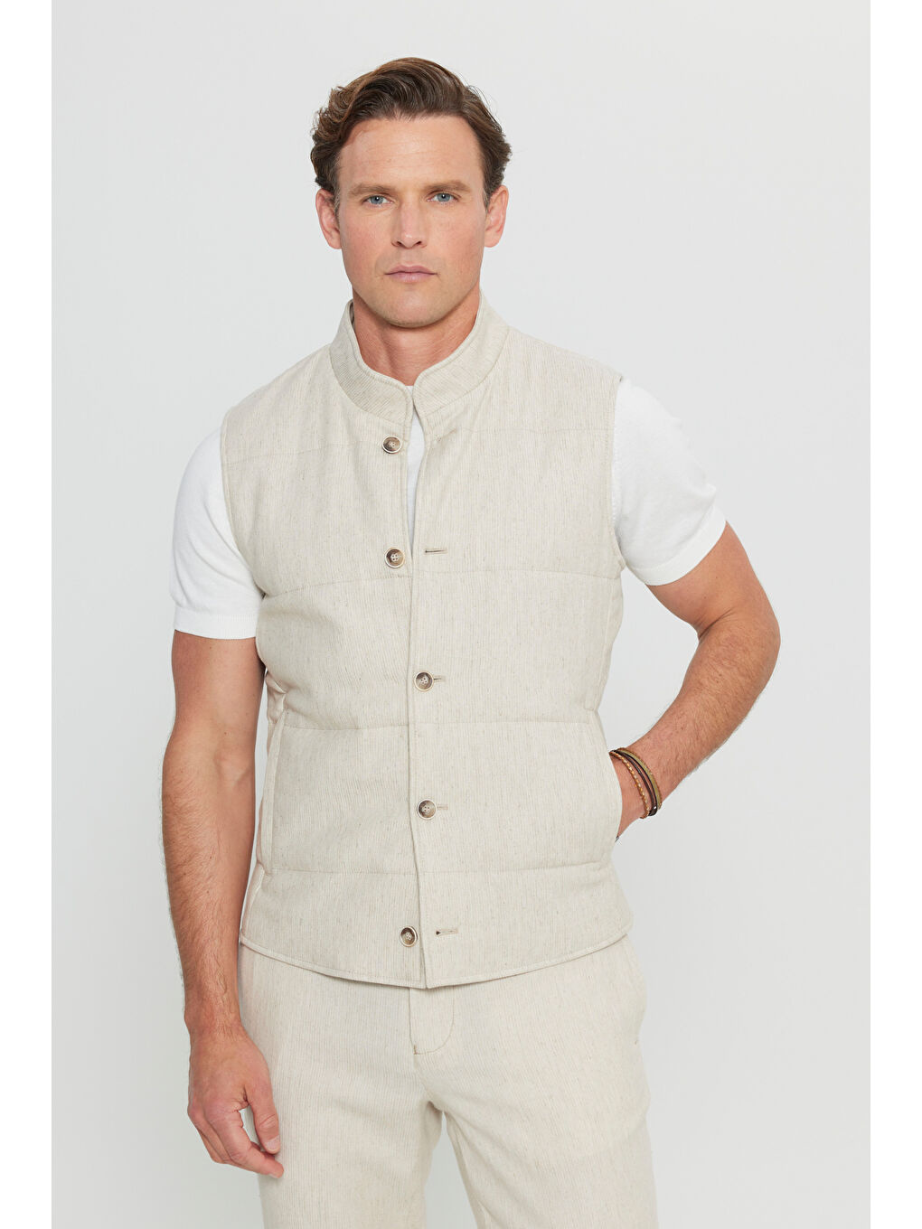 Erkek Bej İnce Dolgulu Standart Fit Normal Kesim Yan Cepli Casual Yelek