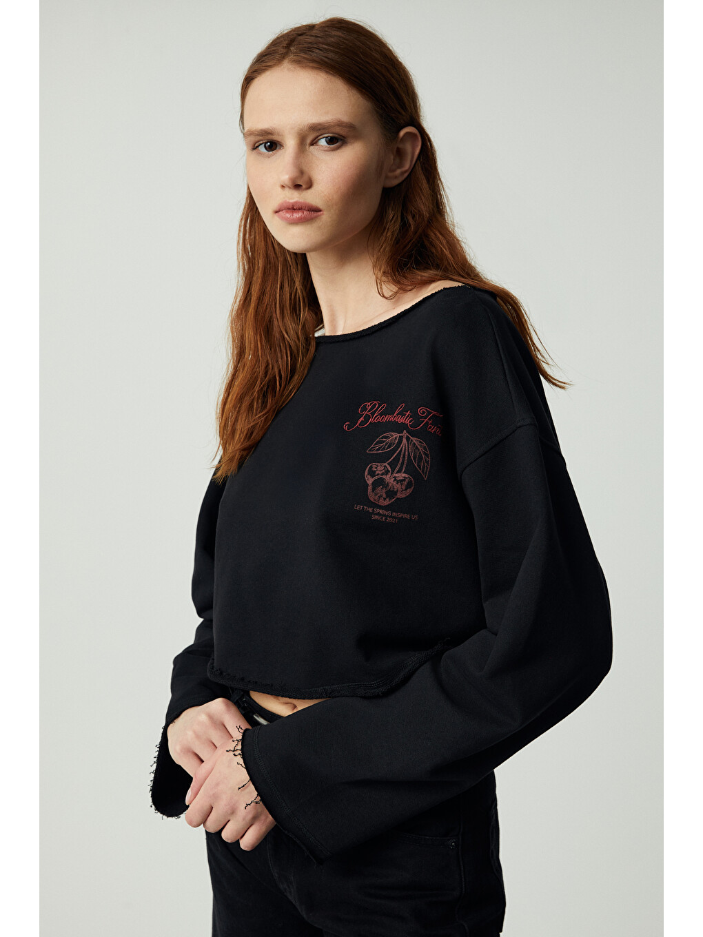 Carıbou Kadın Asimetrik Yakalı Şardonsuz Tek Omzu Açık Baskılı Siyah Sweatshirt-4