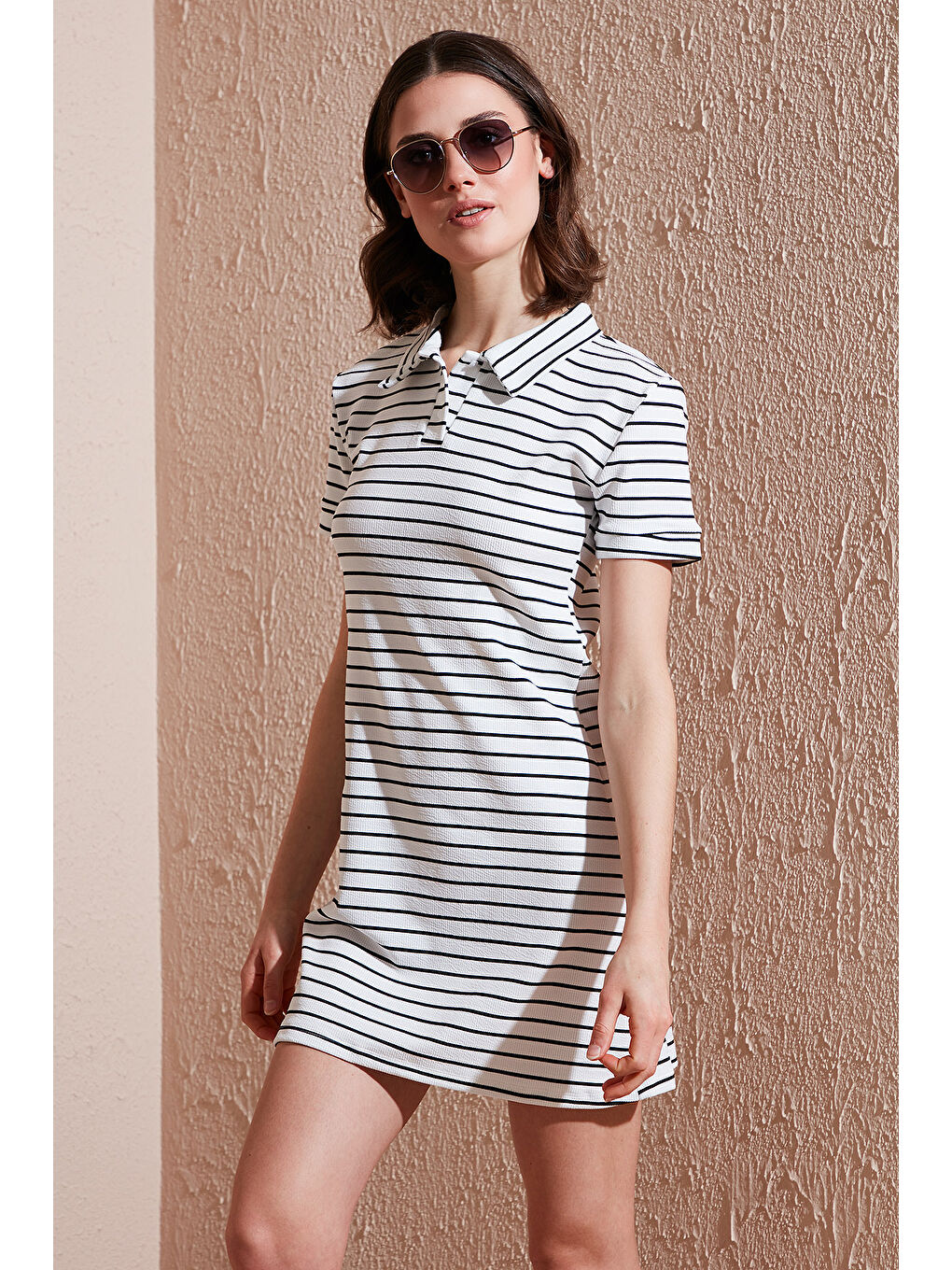 Beyaz Çizgili Slim Fit Mini Boy Düğmeli Polo Yaka Kısa Kollu Kadın Elbise 5866151-1